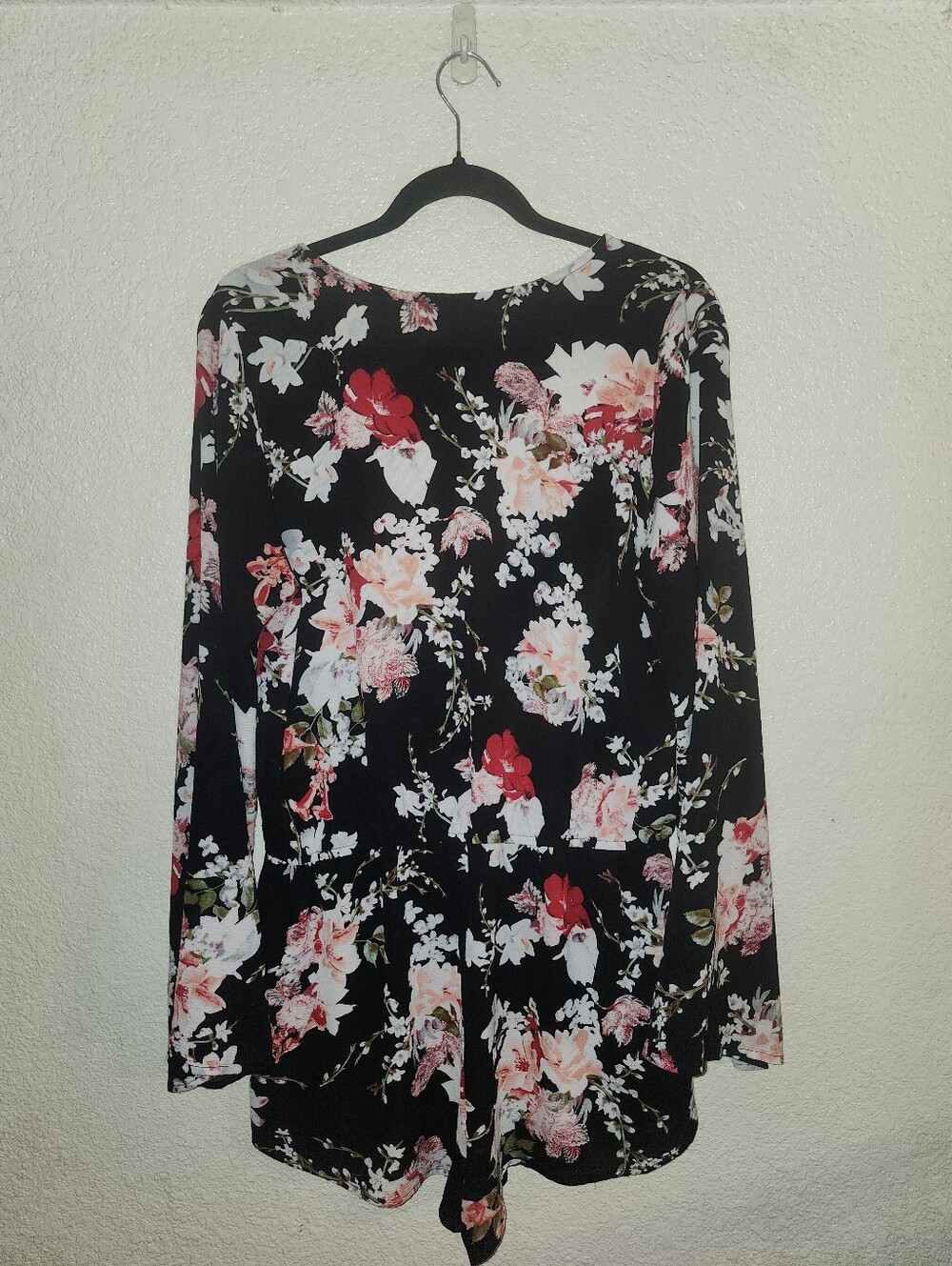 🖤🌸🌹EUC Umgee "Boho Floral Deep V-Neck Long Bell🔔Sleeves Shorts Romper" Large - Picture 9 of 11